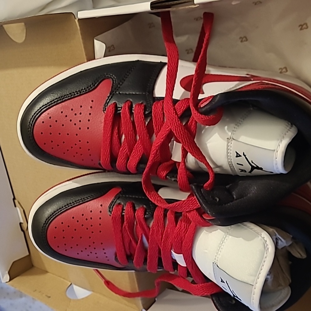 Jordan 1 sneakers - Picture 2 of 5